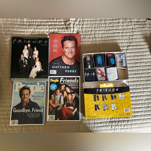 Friends TV Show Memorabilia Set - Picture 1 of 8